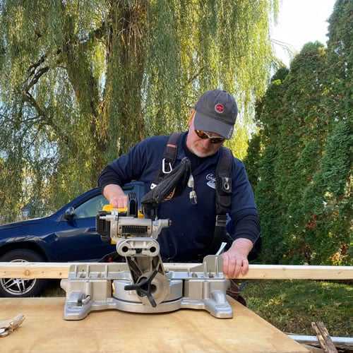 Extrusion cutting and prep station technician